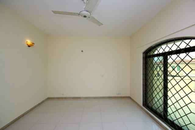 1 Kanal Upper Portion with Separate Gate for Rent in Phase 4
